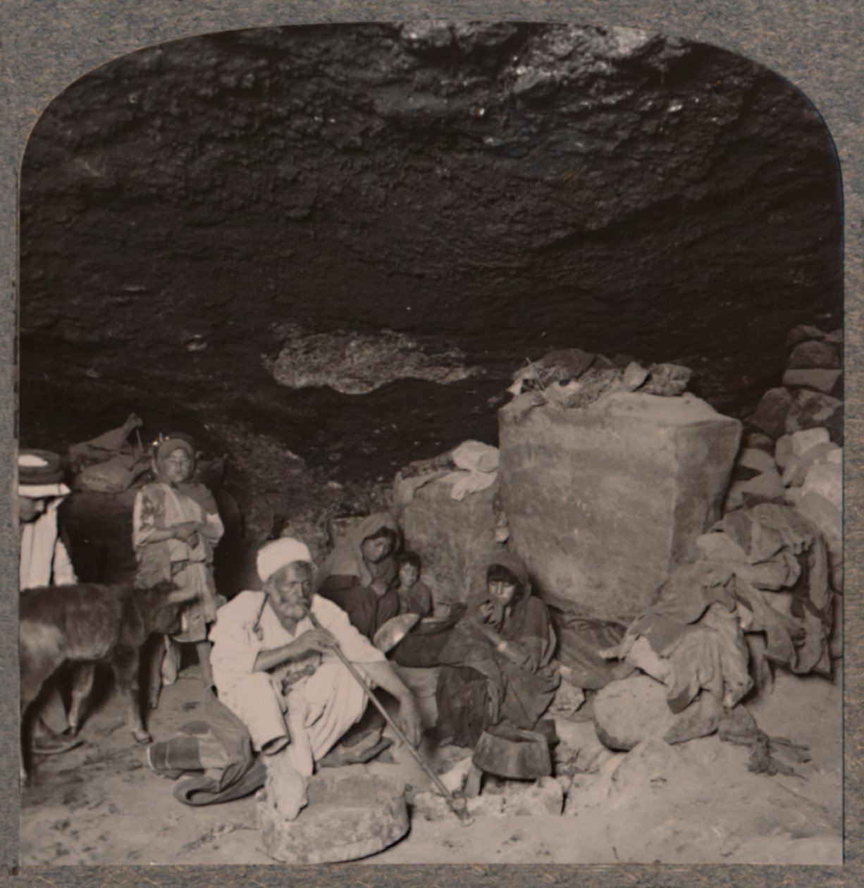Beduiiniluola-asukkaat luolissaan, 1900 tekijältä Unbekannt