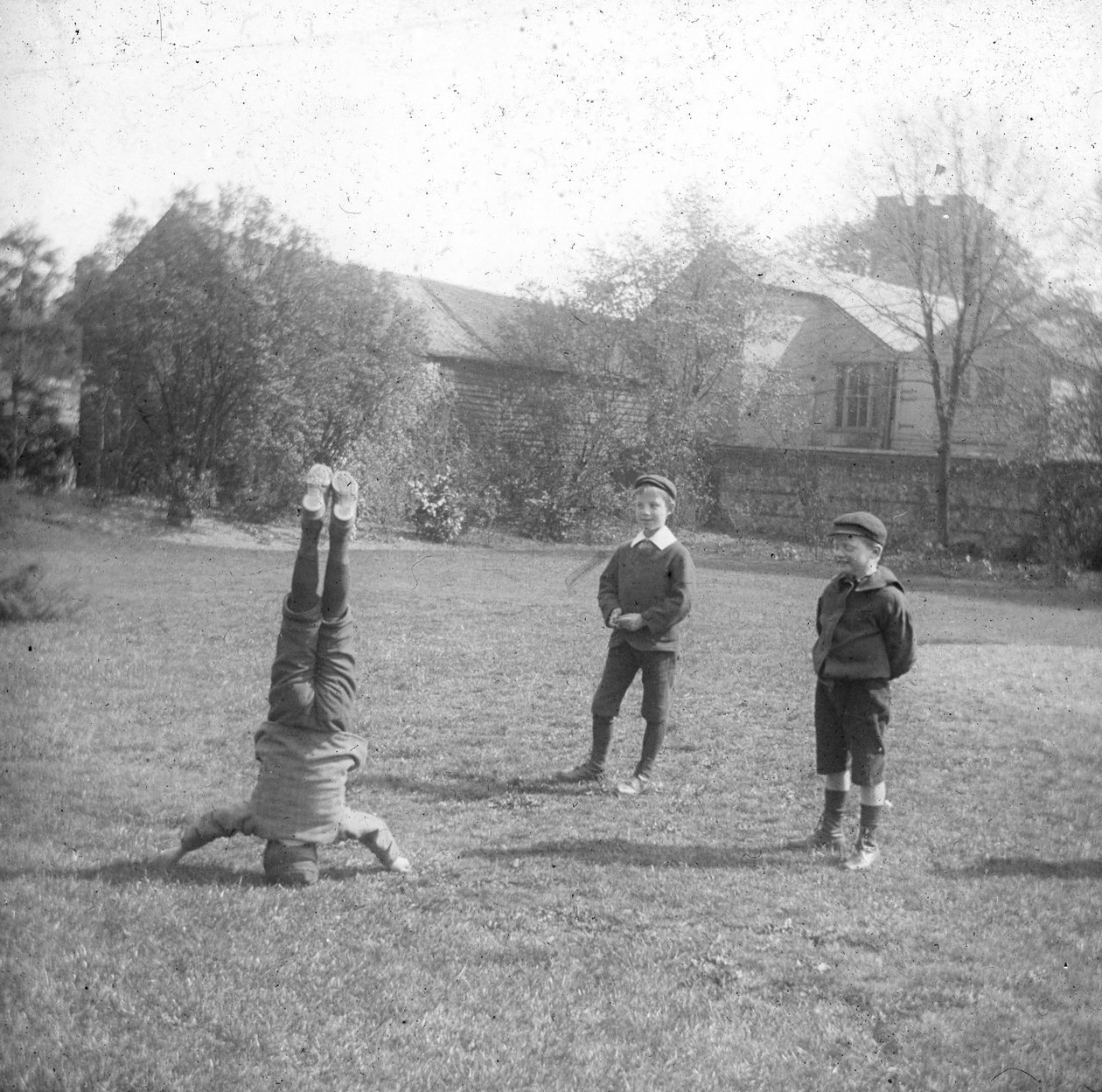 Pojat leikkivät, 1900-luvun alku tekijältä Unbekannt