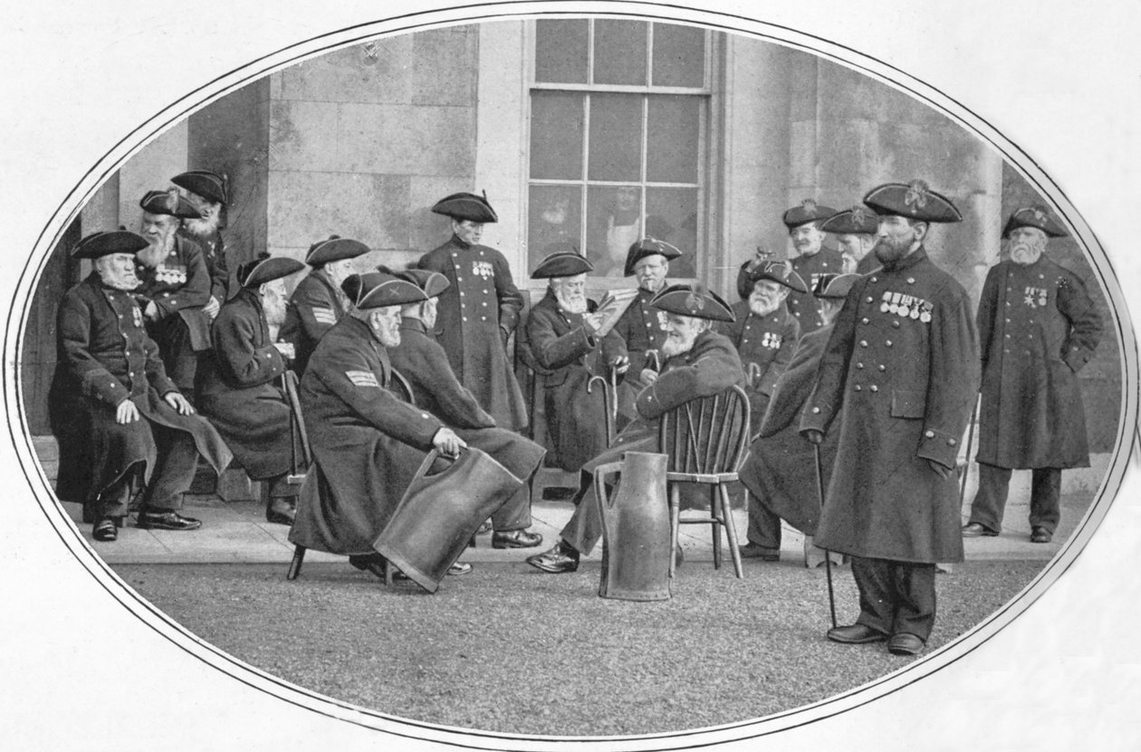Chelsea Pensioners with black jacks, Lontoo, c1901 1901 tekijältä Unbekannt