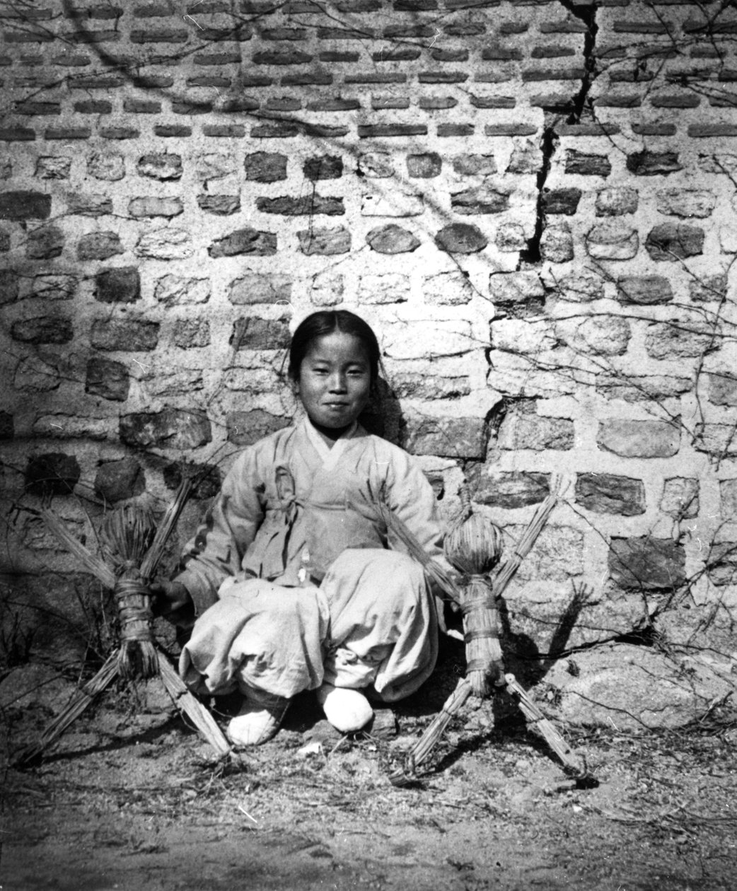Lapsi istuu seinällä, Korea, c1900 tekijältä Unbekannt