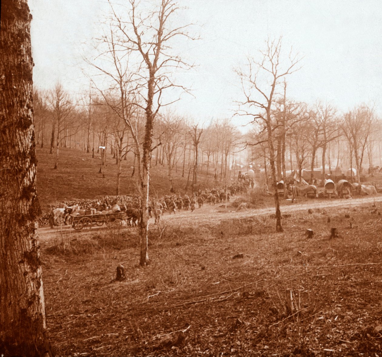 Joukkojen kolonni, Genicourt, Pohjois-Ranska, c1914-c1918 tekijältä Unbekannt