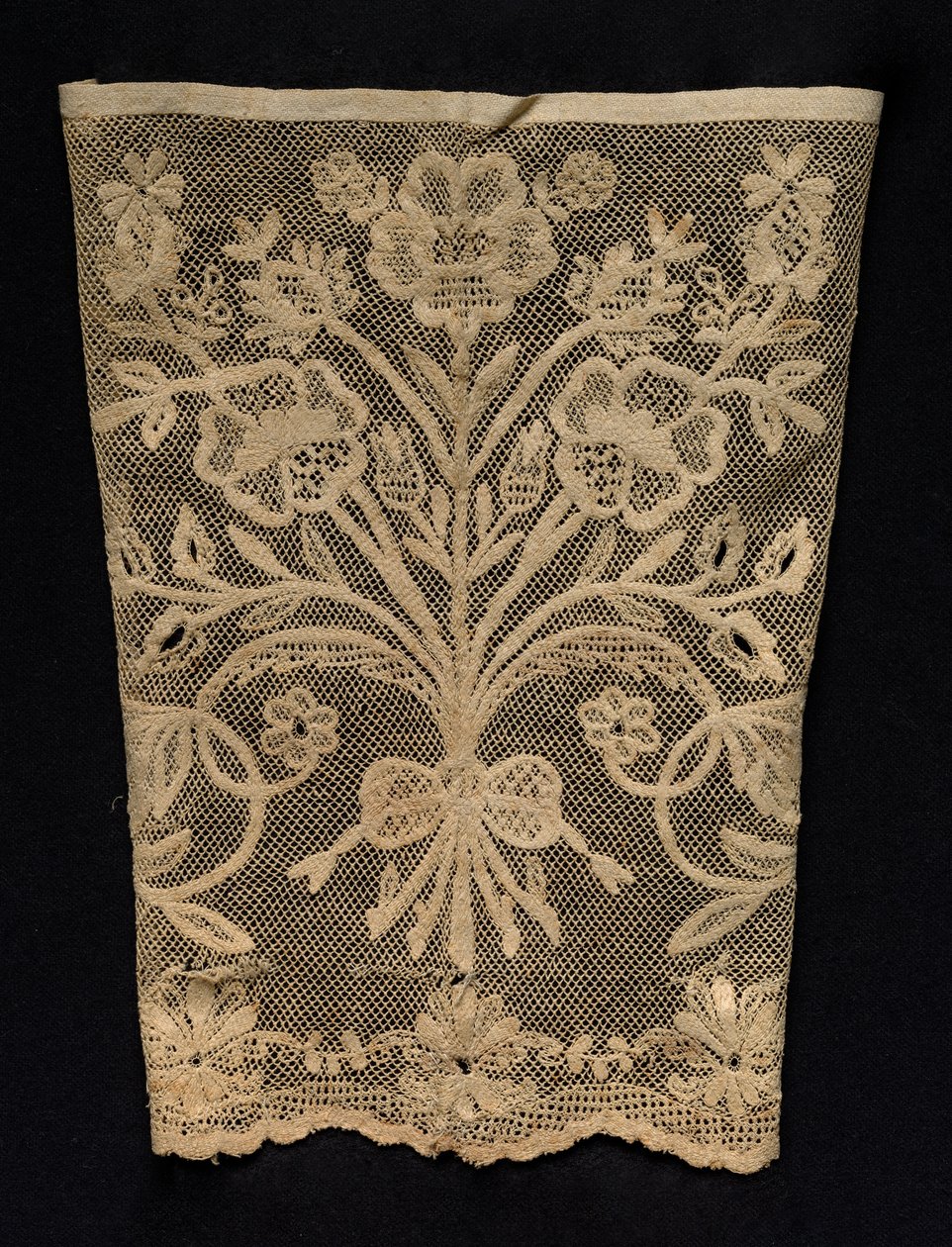 Mansetti kukkaköynnöksillä, 1800-luku. tekijältä Unbekannt