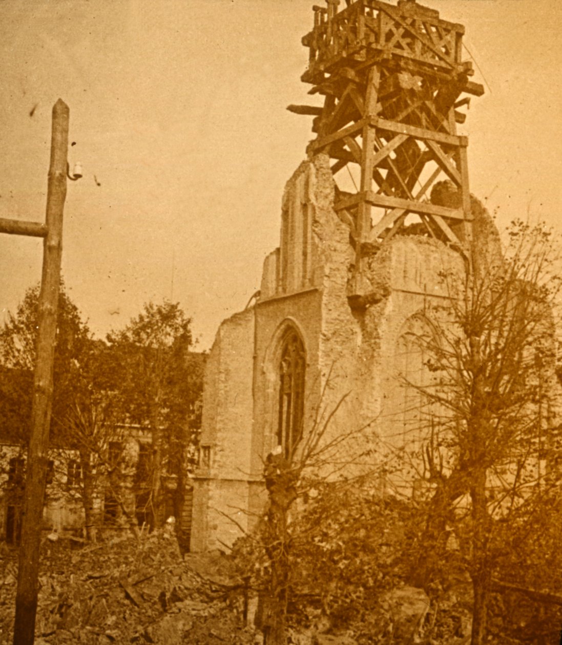 Vaurioitunut kirkko, c1914-c1918 tekijältä Unbekannt
