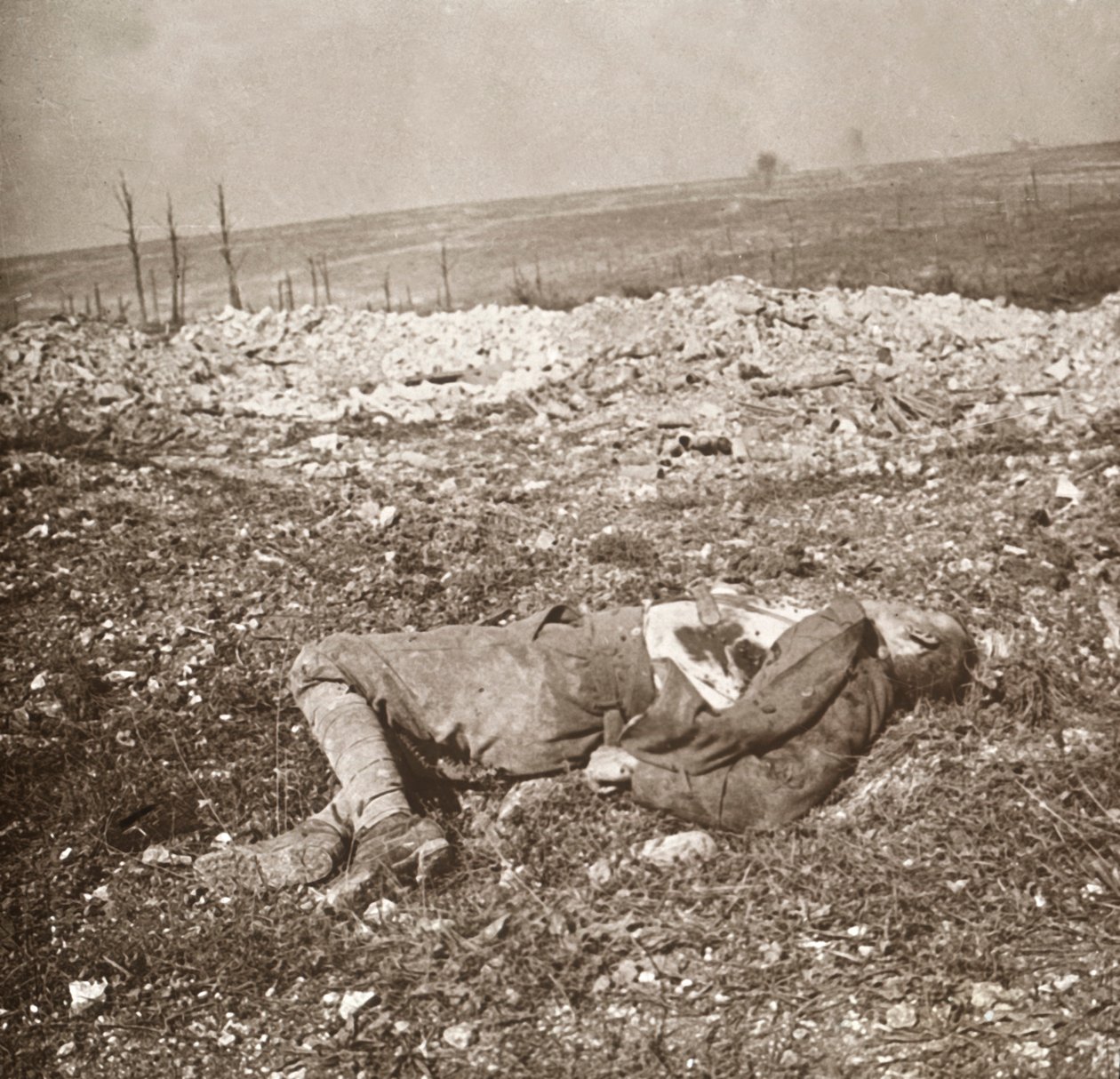 Kuollut saksalainen sotilas, Verdun, Pohjois-Ranska, c1914-c1918. tekijältä Unbekannt