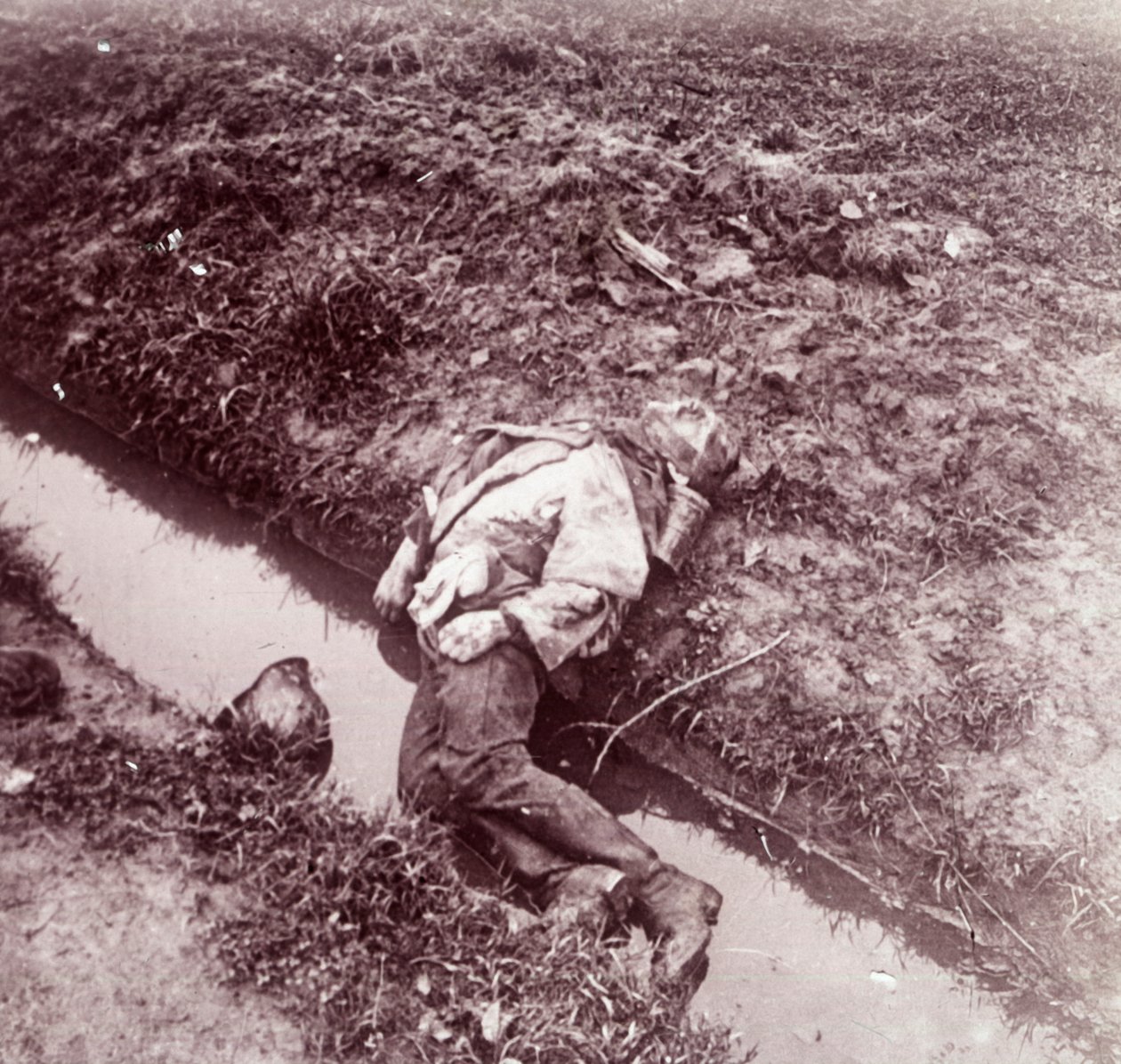 Kuollut saksalainen sotilas, Ypres, Flanderi, Belgia, c1914-c1918 tekijältä Unbekannt