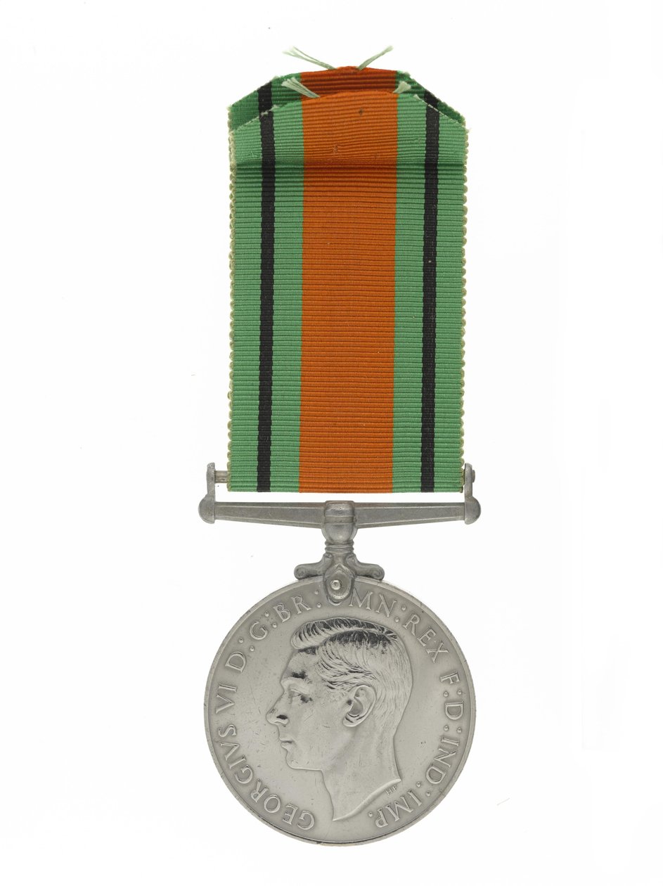 Puolustusmitali 1939-45 (nikkeli ja silkki) tekijältä Unbekannt