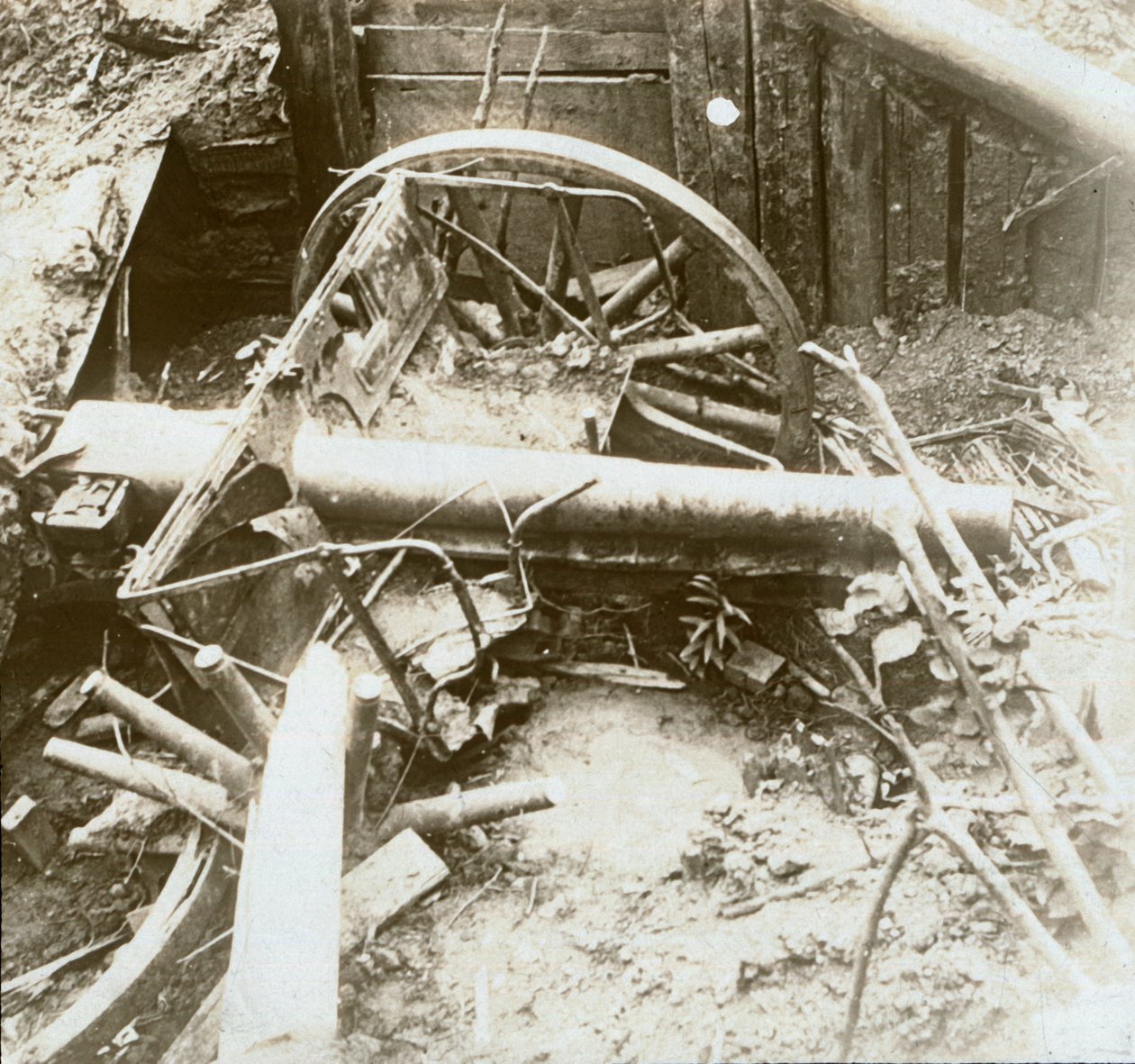Tuhoutunut 7.7 kenttäase, Yser, Belgia, c1914-c1918 tekijältä Unbekannt