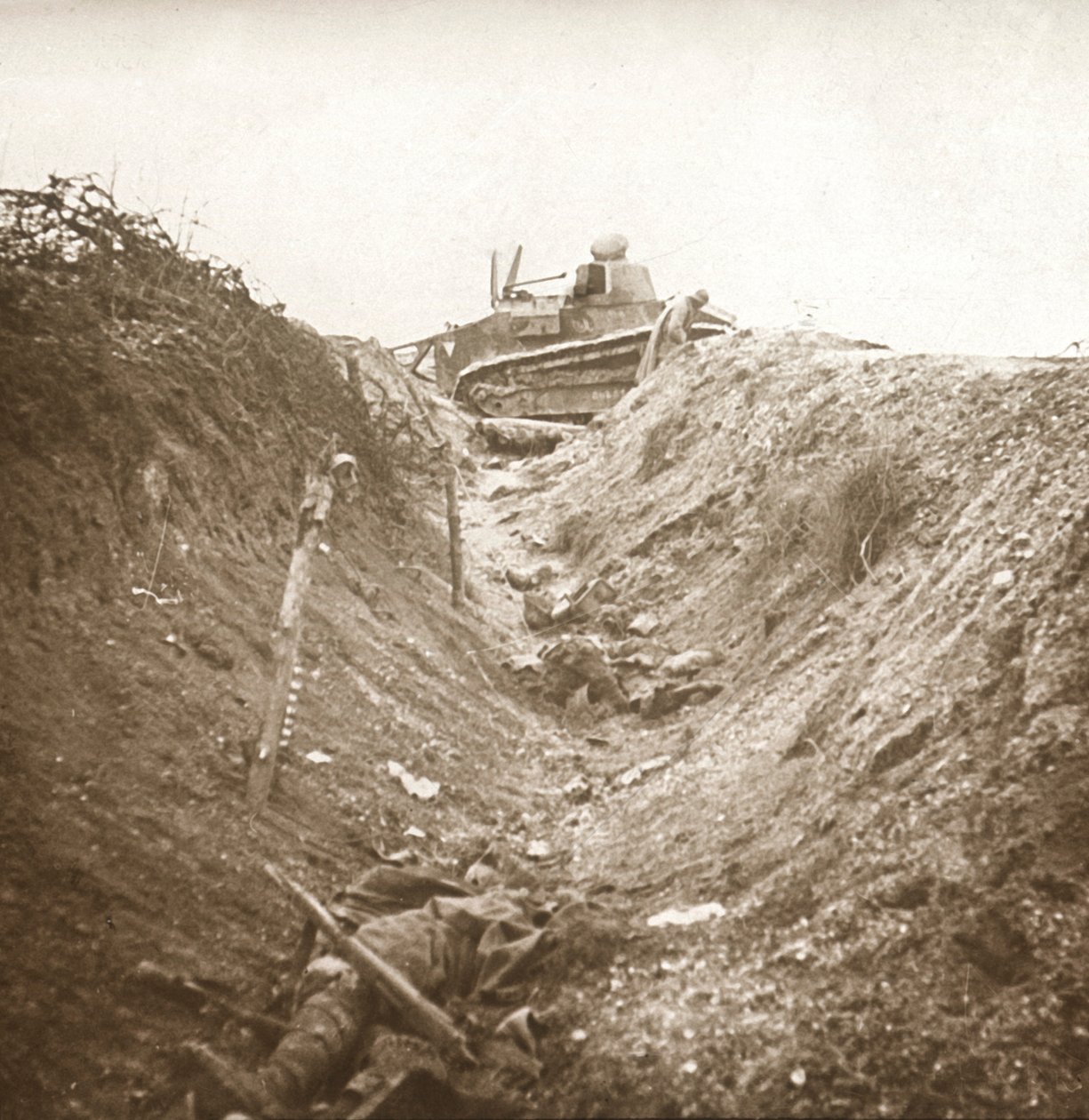 Tuhoutunut tankki ja ruumis, Auberives, Ranska, c1914-c1918 tekijältä Unbekannt