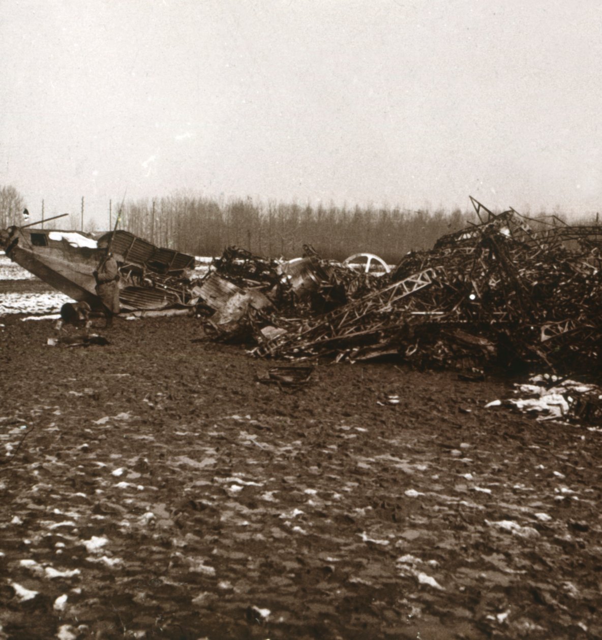 Tuhoutunut zeppeliini, c1914-c1918 tekijältä Unbekannt
