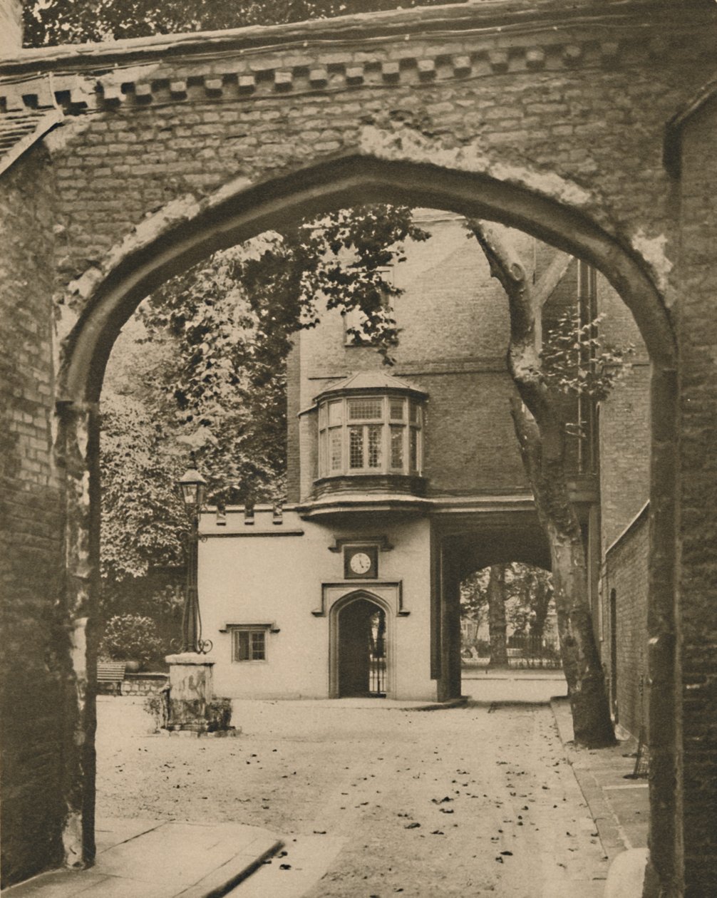 Charterhousen sisäpiha ja portti, n. 1935. tekijältä Unbekannt