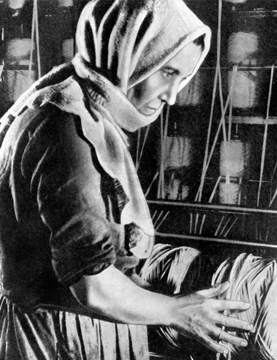 Nainen tehdastyöläinen, Moskova, 1936 tekijältä Unbekannt