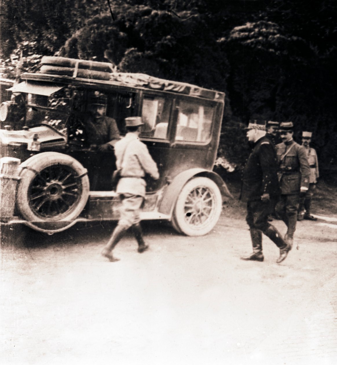 Ranskalaiset upseerit ja ajoneuvo, c1914-c1918. tekijältä Unbekannt