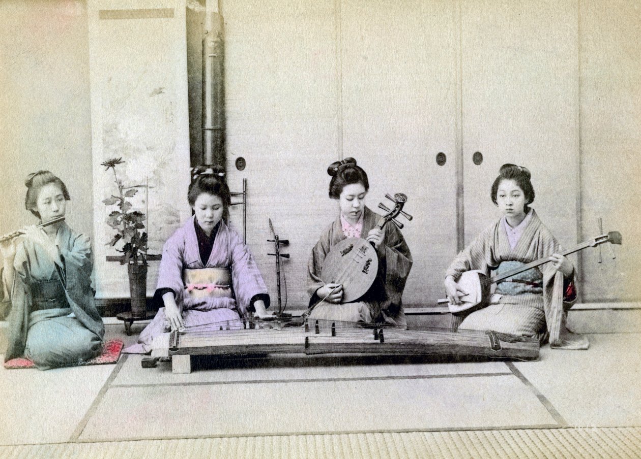 Geisha soittaa perinteisiä soittimia, Japani, 1880 tekijältä Unbekannt