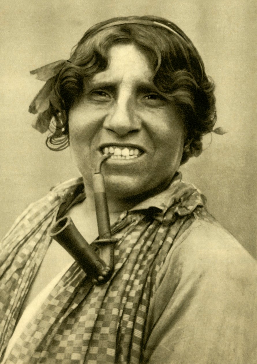 Pippua polttava mustalainen nainen, Burgenland, Itävalta, v.1935. tekijältä Unbekannt