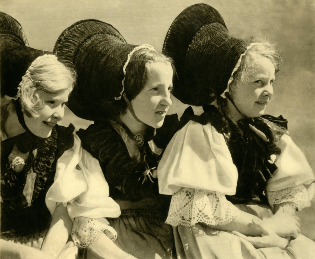Tytöt perinteisissä puvuissa, Vorarlberg, Itävalta, 1935. tekijältä Unbekannt
