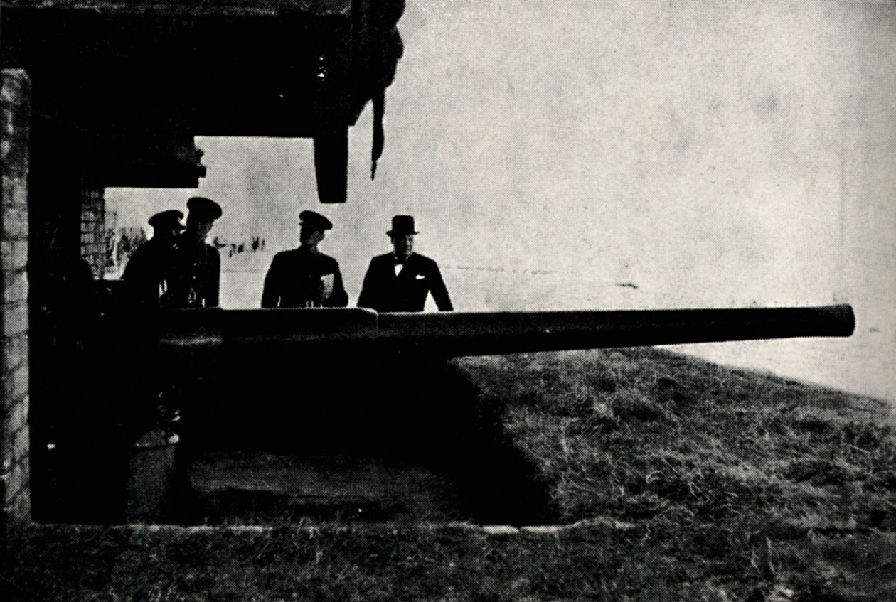 Inspecting Coastal Defences, c1940, 1945. tekijältä Unbekannt