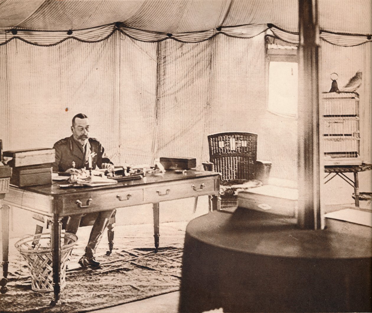 Kuningas George lemmikkipapukaijansa kanssa, 1936. tekijältä Unbekannt