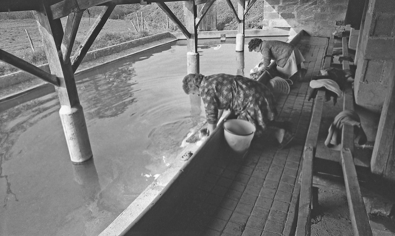 Lavandiere kylässä Ranskassa 1966 tekijältä Unbekannt