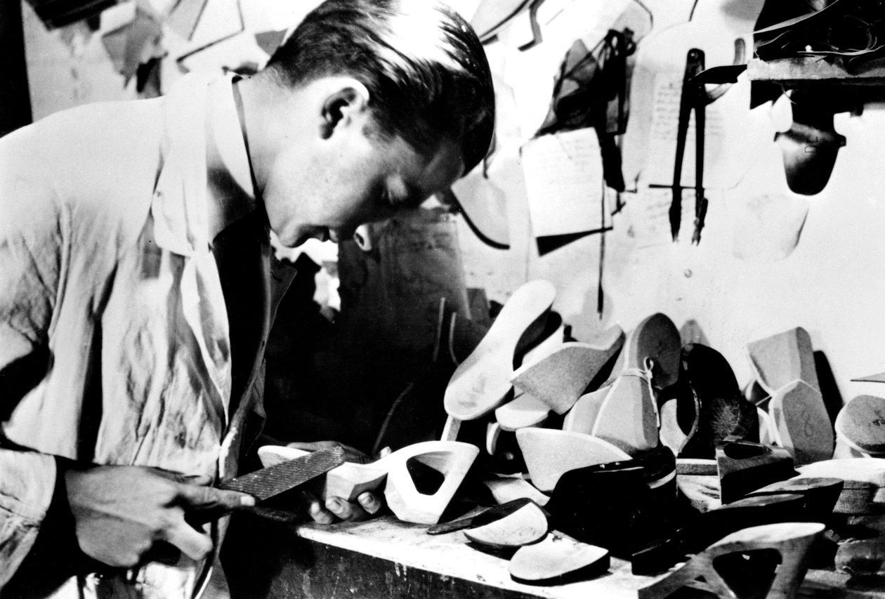 Puisten kengänpohjien valmistus, Saksan miehittämä Pariisi, helmikuu 1941 tekijältä Unbekannt