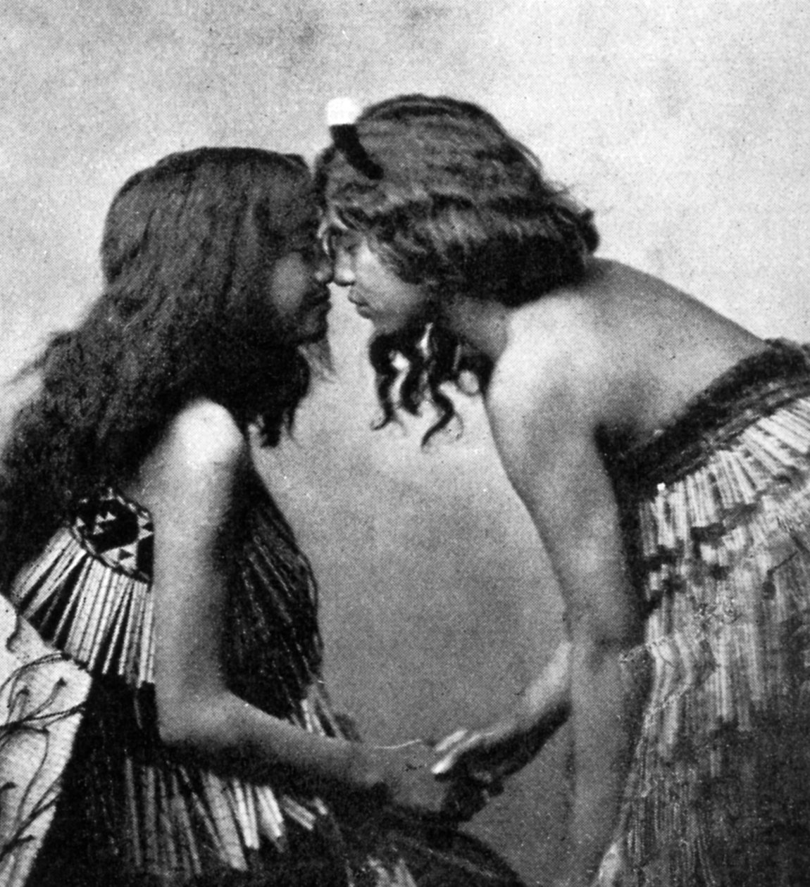 Maoritytöt hierovat nenään, c1920 tekijältä Unbekannt