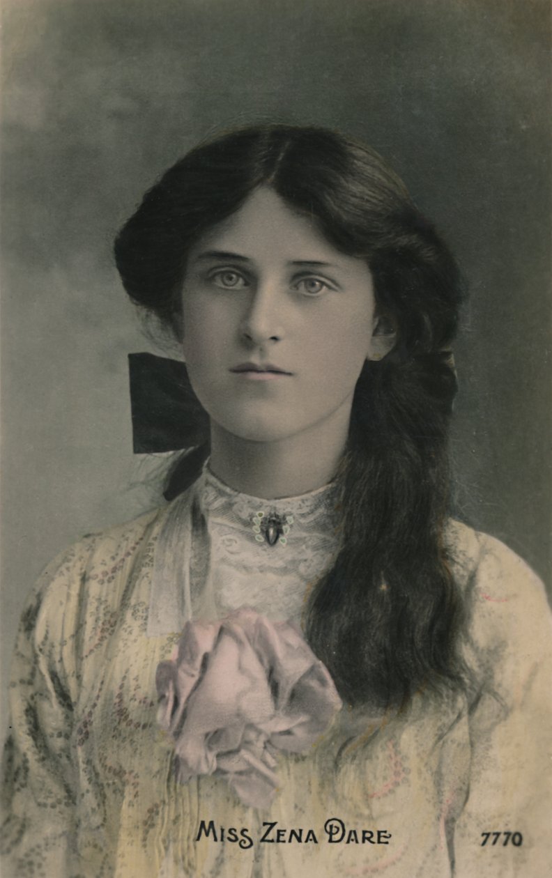 Neiti Zena Dare, 1887-1975, c1930. tekijältä Unbekannt