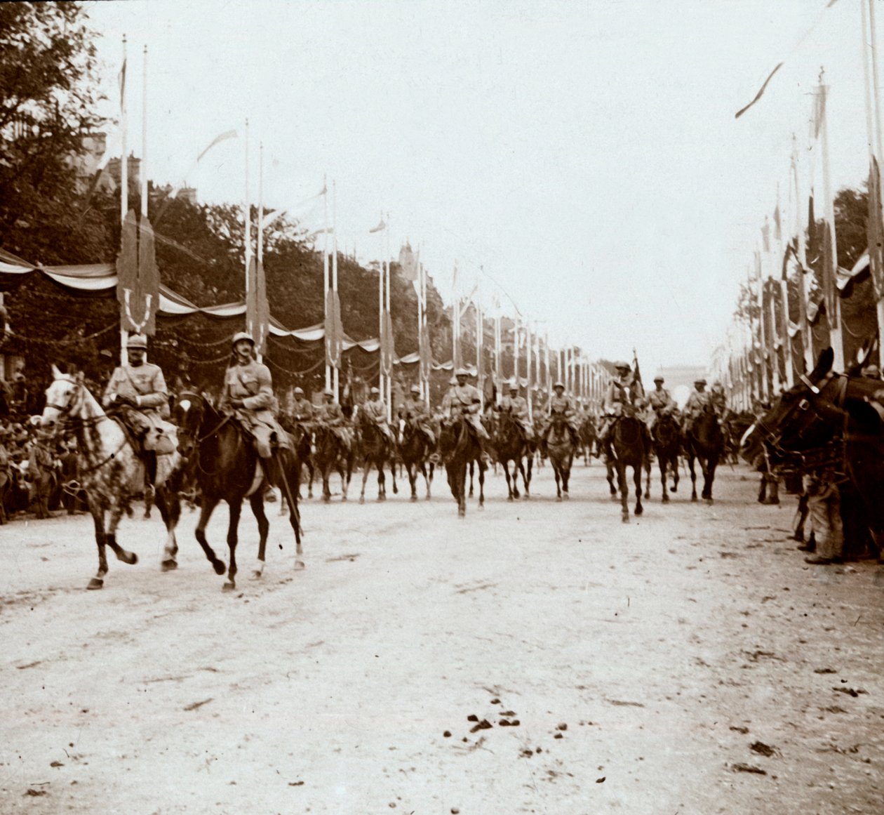 Upseerit, voittoparaati, Pariisi, Ranska, c1918-c1919 tekijältä Unbekannt