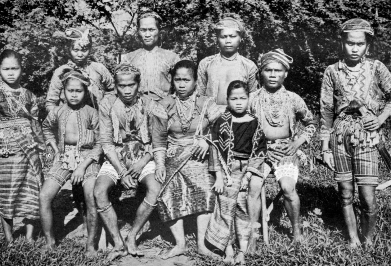 Filippiinien saarelaiset juhlapuvussa, 1926 tekijältä Unbekannt