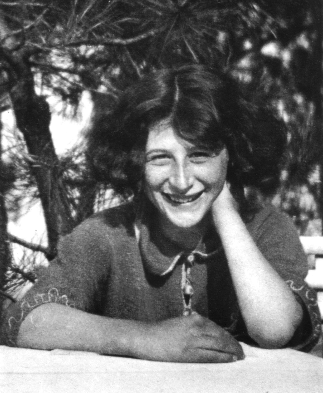 Simone Weilin muotokuva (m/w kuva) tekijältä Unbekannt