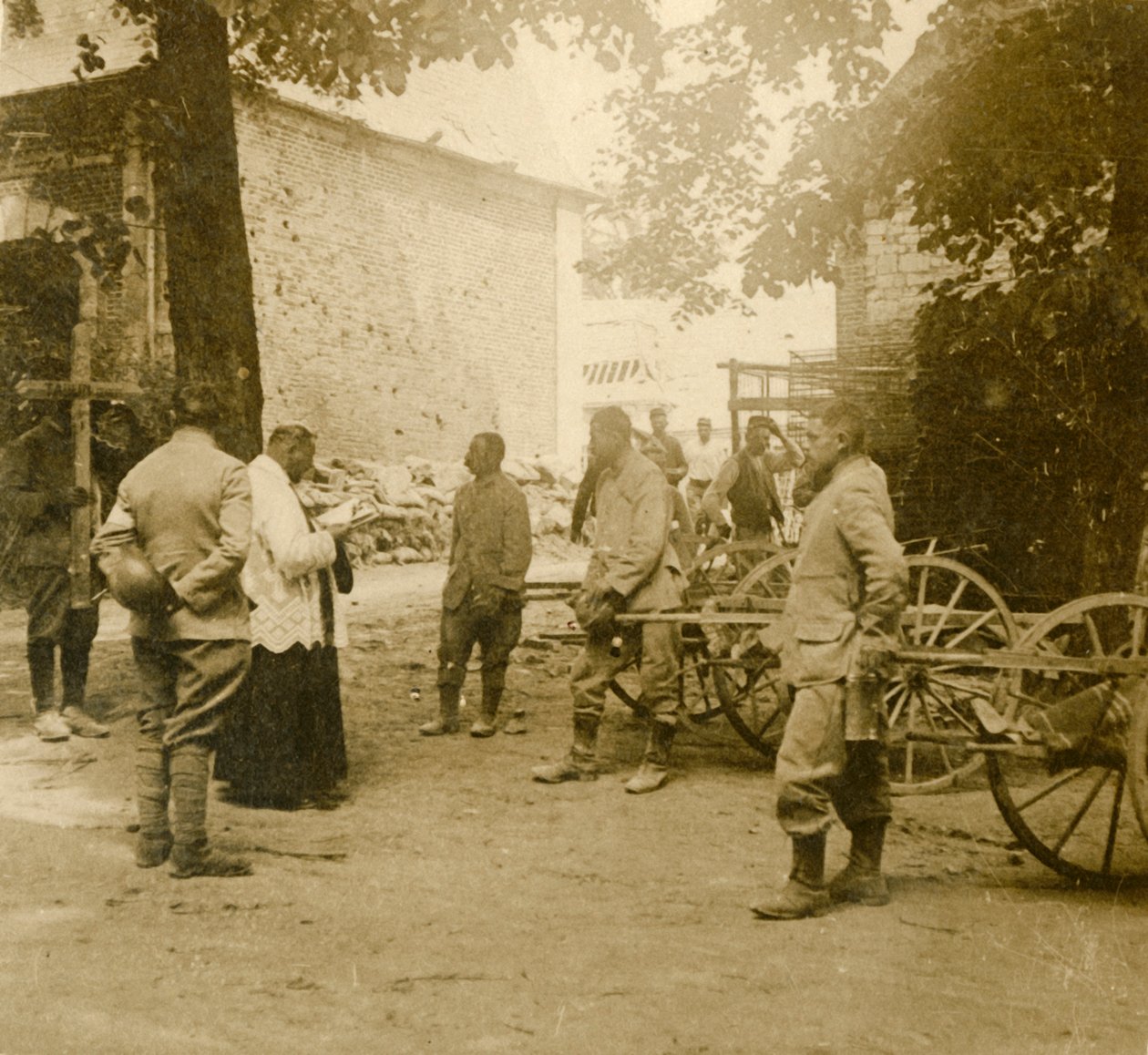 Pappi pitää messua ulkoilmassa, c1914-c1918 tekijältä Unbekannt