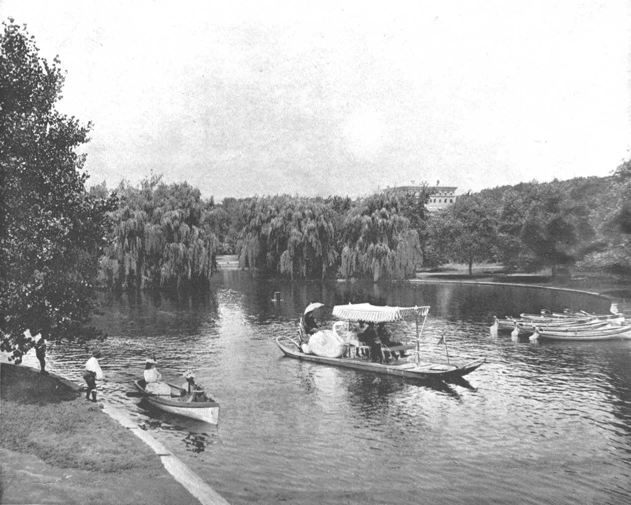 Public Garden and Lake, Boston, USA, c1900. tekijältä Unbekannt