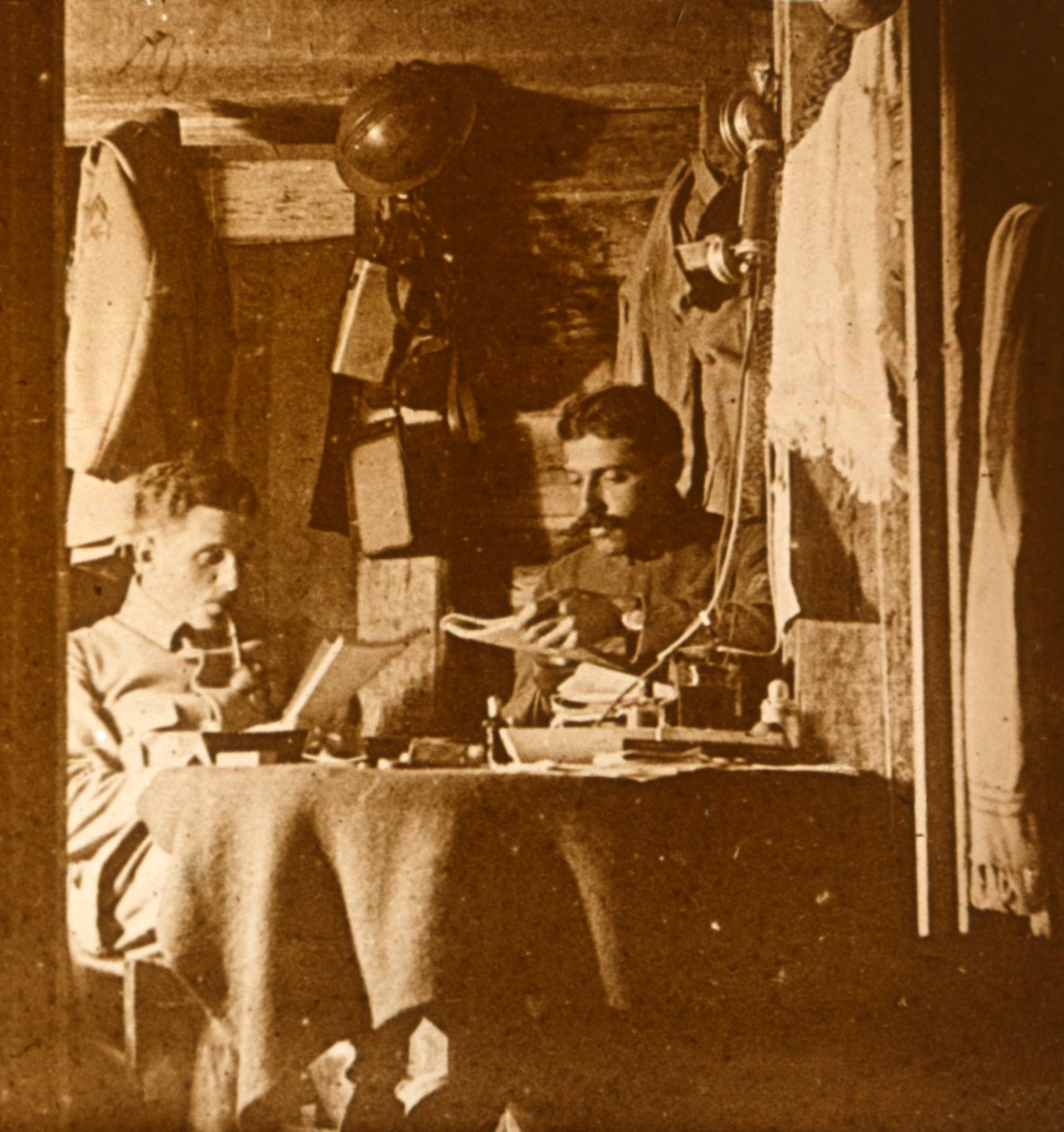 Lukeminen juoksuhaudoissa, c1914-c1918 tekijältä Unbekannt