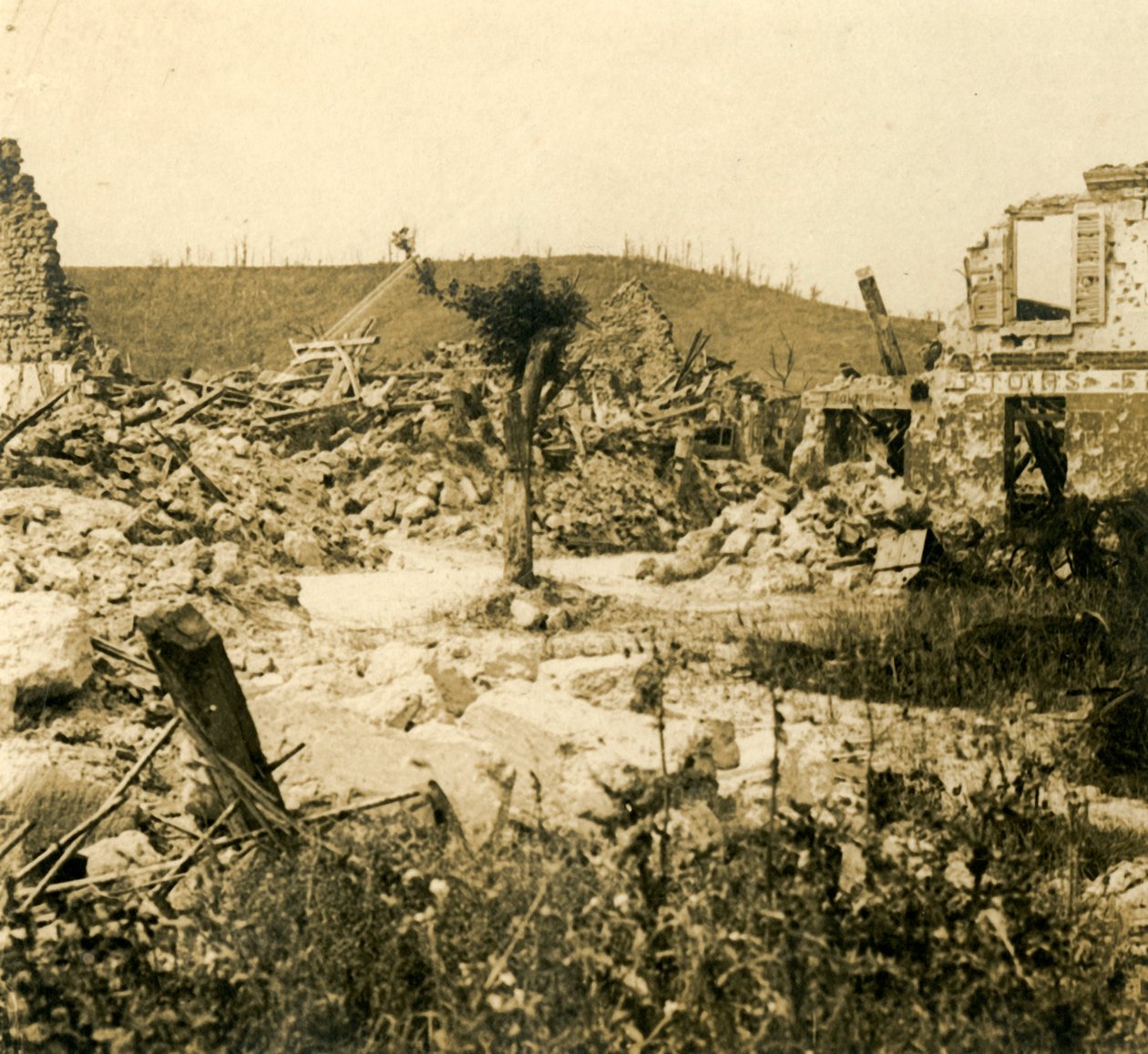 Raunioituneet rakennukset, Chavignon, Pohjois-Ranska, c1914-c1918 tekijältä Unbekannt