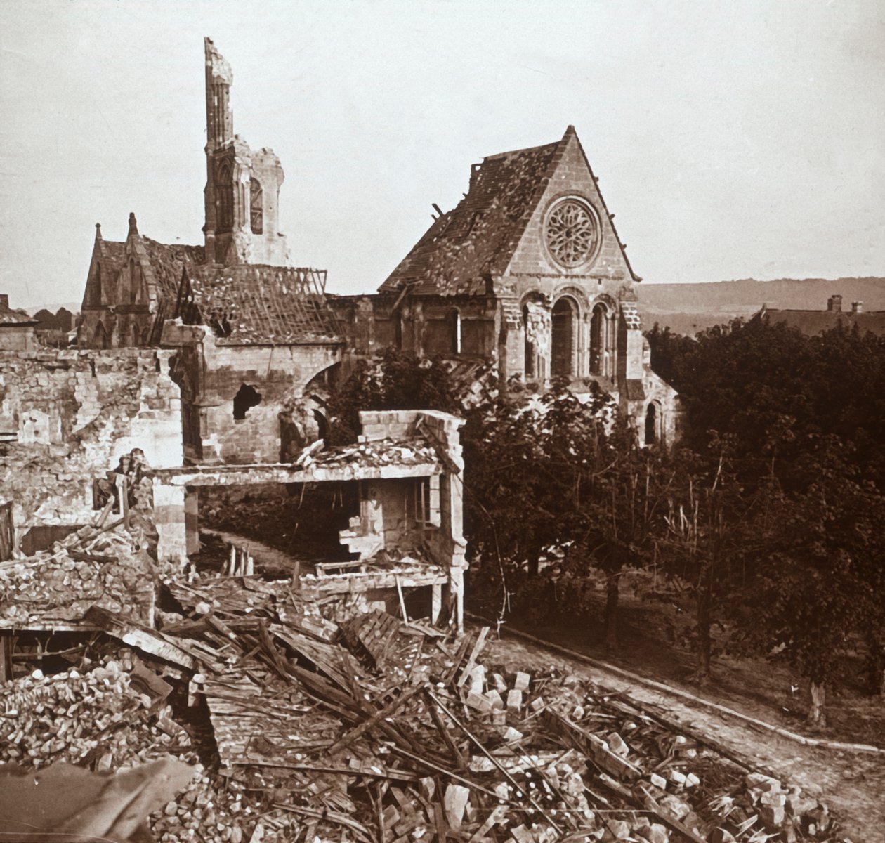 Rauniokirkko, Vauxaillon, Pohjois-Ranska, c1914-c1918 tekijältä Unbekannt