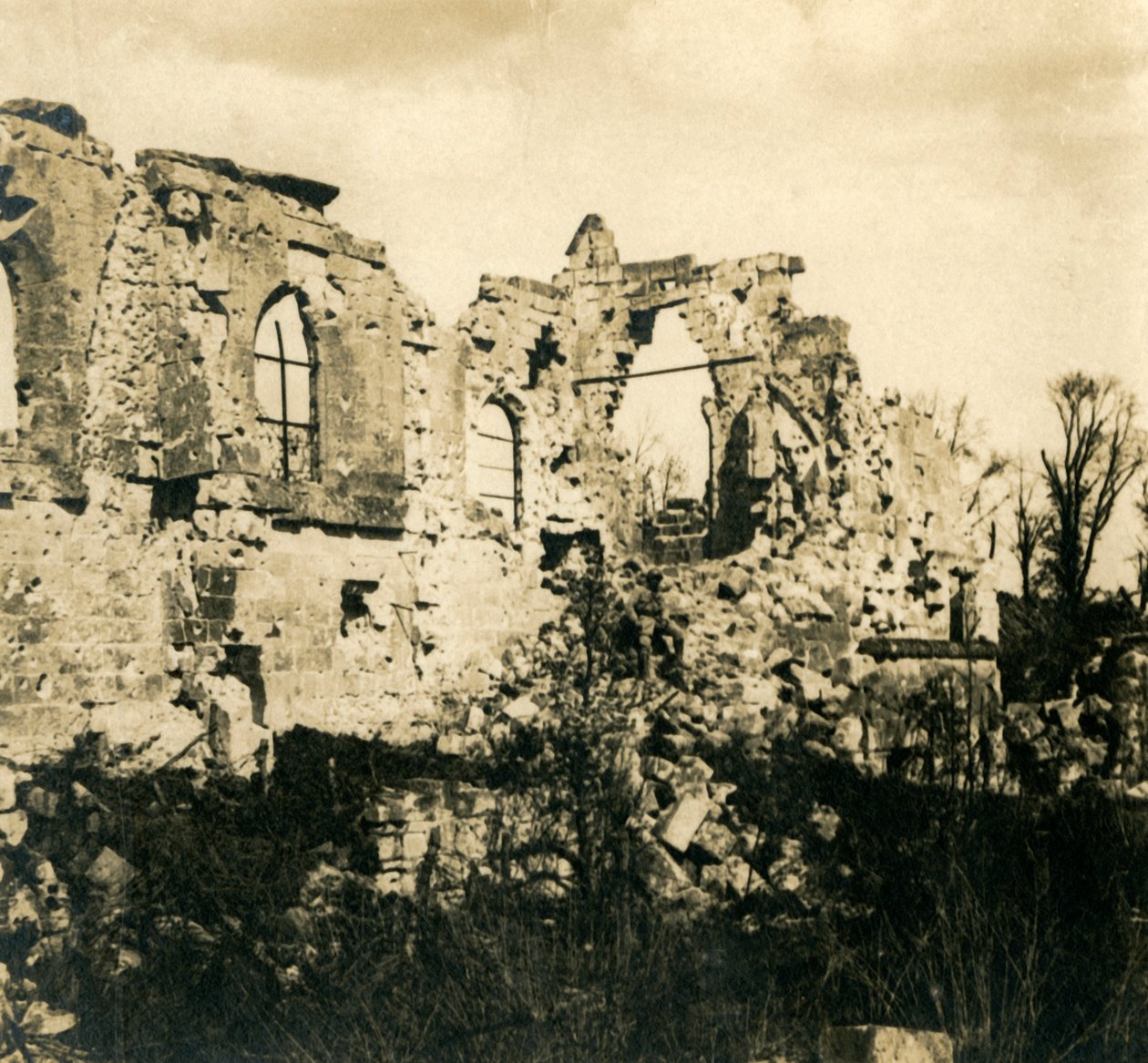 Raunioitu kirkko Dreslincourtissa, Pohjois-Ranskassa, c1914-c1918 tekijältä Unbekannt