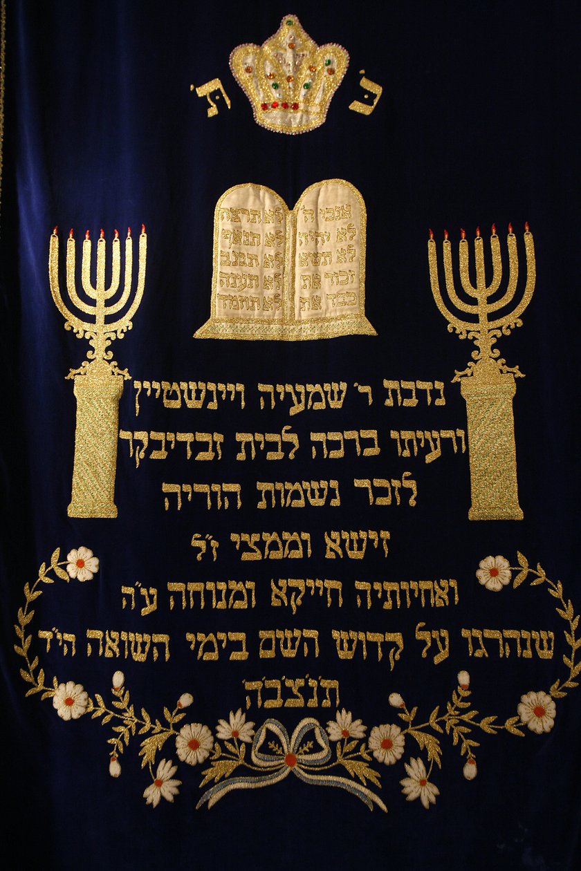 Pyhän arkin esirippu Stadttempel-synagogassa Wienissä Itävallassa tekijältä Unbekannt