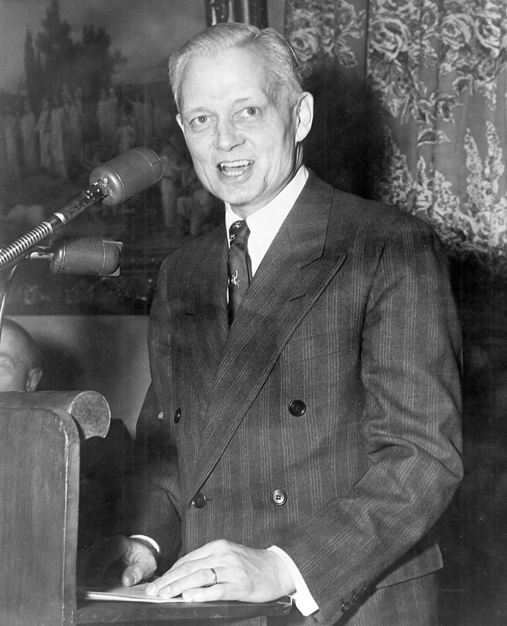 Sherman Adams 1899-1986, amerikkalainen poliitikko pitämässä puhetta tekijältä Unbekannt