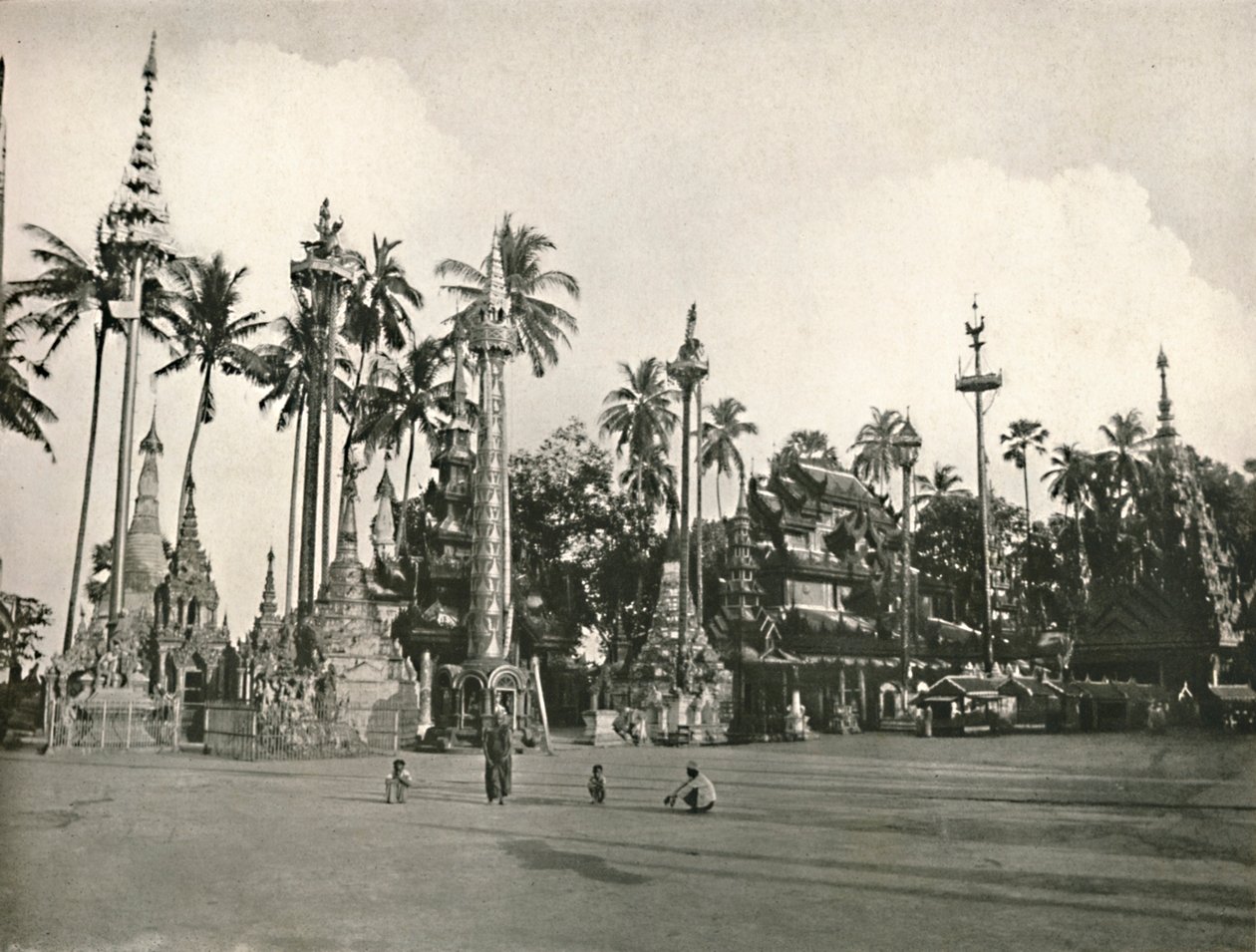 Shwedagon-pagodin pyhäkköjä Yangonissa, 1900. tekijältä Unbekannt