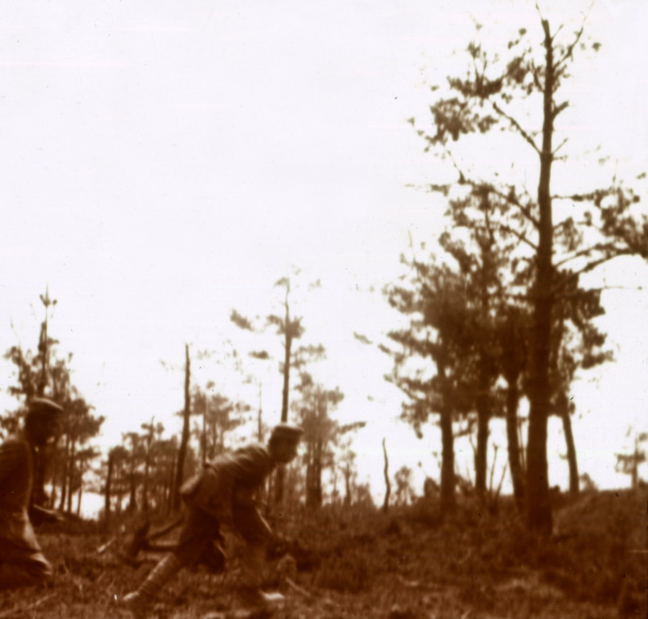 Taistelukentällä juoksevat sotilaat, c1914-c1918 tekijältä Unbekannt