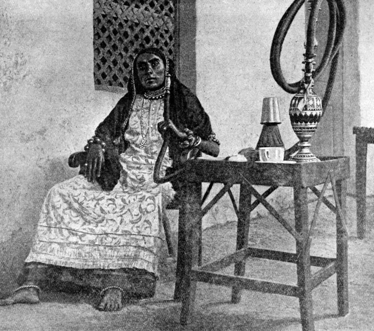 Somalialainen, joka polttaa vesipiippua, Aden, 1922 tekijältä Unbekannt
