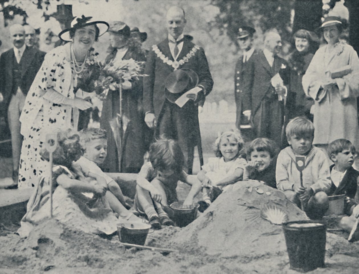 Kuningatar avaa lasten leikkikentän, 1936, 1937. tekijältä Unbekannt