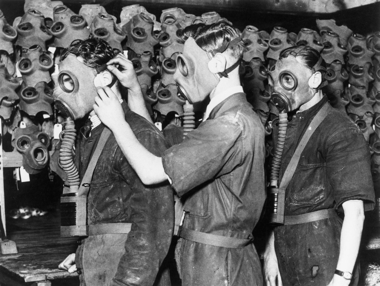 Kolme kaasunaamareissa olevaa miestä, n. 1930-luku tekijältä Unbekannt