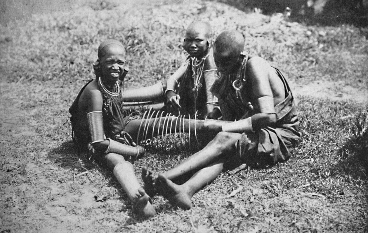 Kolme nuorta masai-naista, 1912 tekijältä Unbekannt