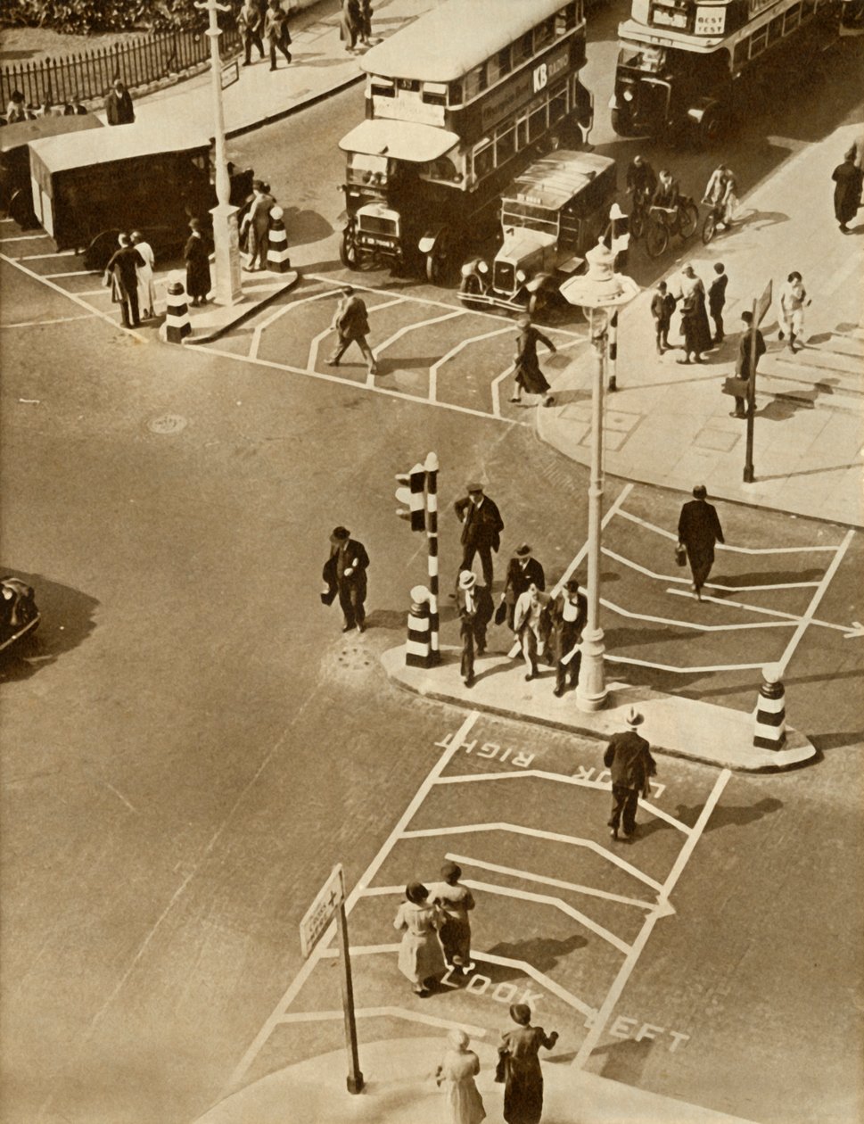 Liikenne ja jalankulkijat Trafalgar Squarella Lontoossa, 1935. tekijältä Unbekannt