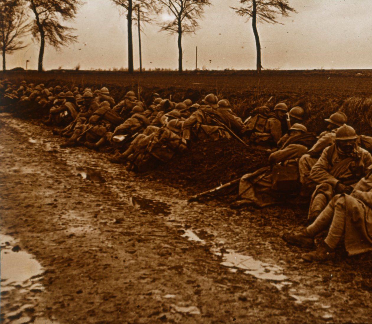Joukkoja tien varrella, c1914-c1918 tekijältä Unbekannt