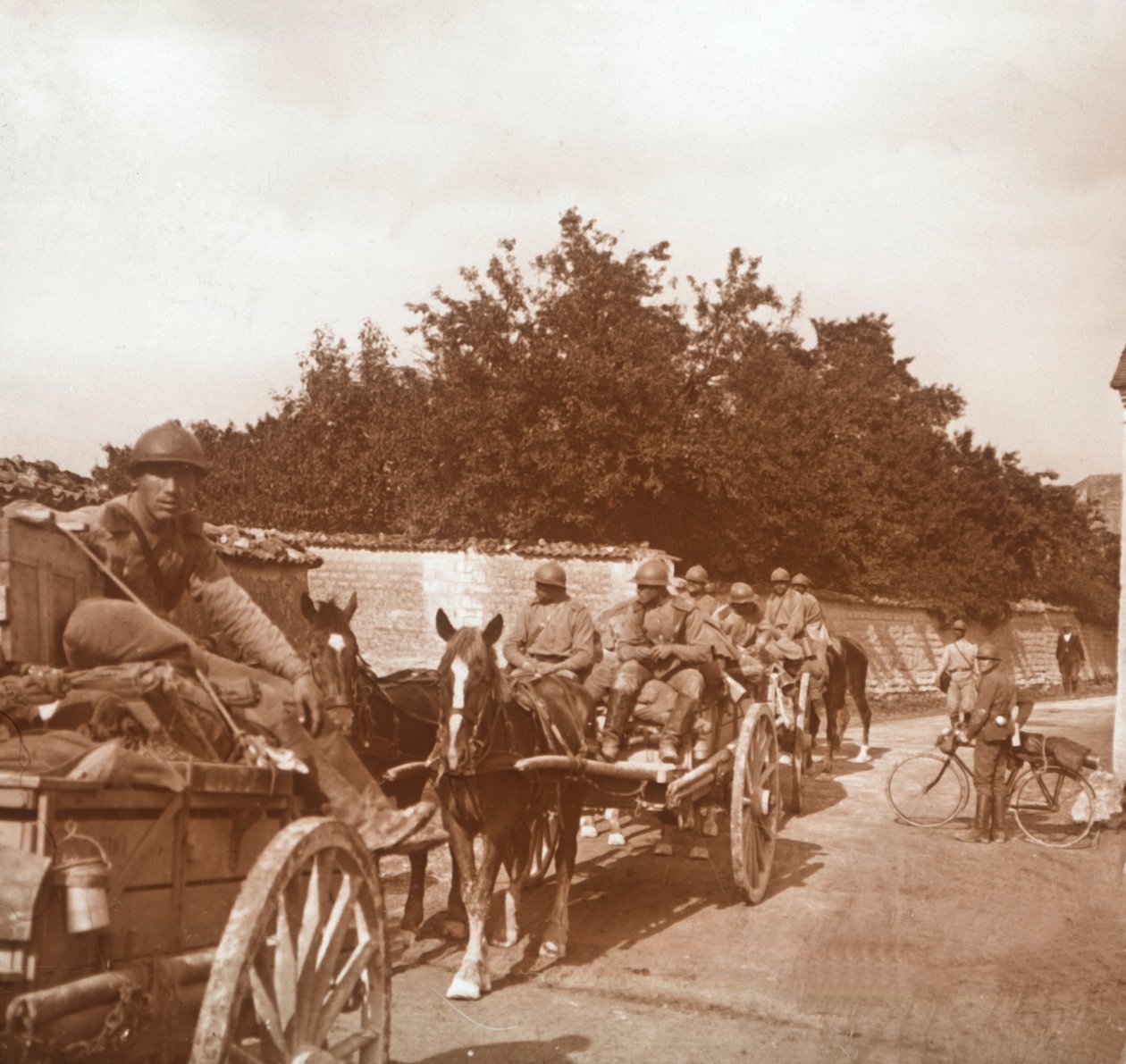 Joukkoja hevoskärryissä, Raux, Ranska, c1914-c1918 tekijältä Unbekannt