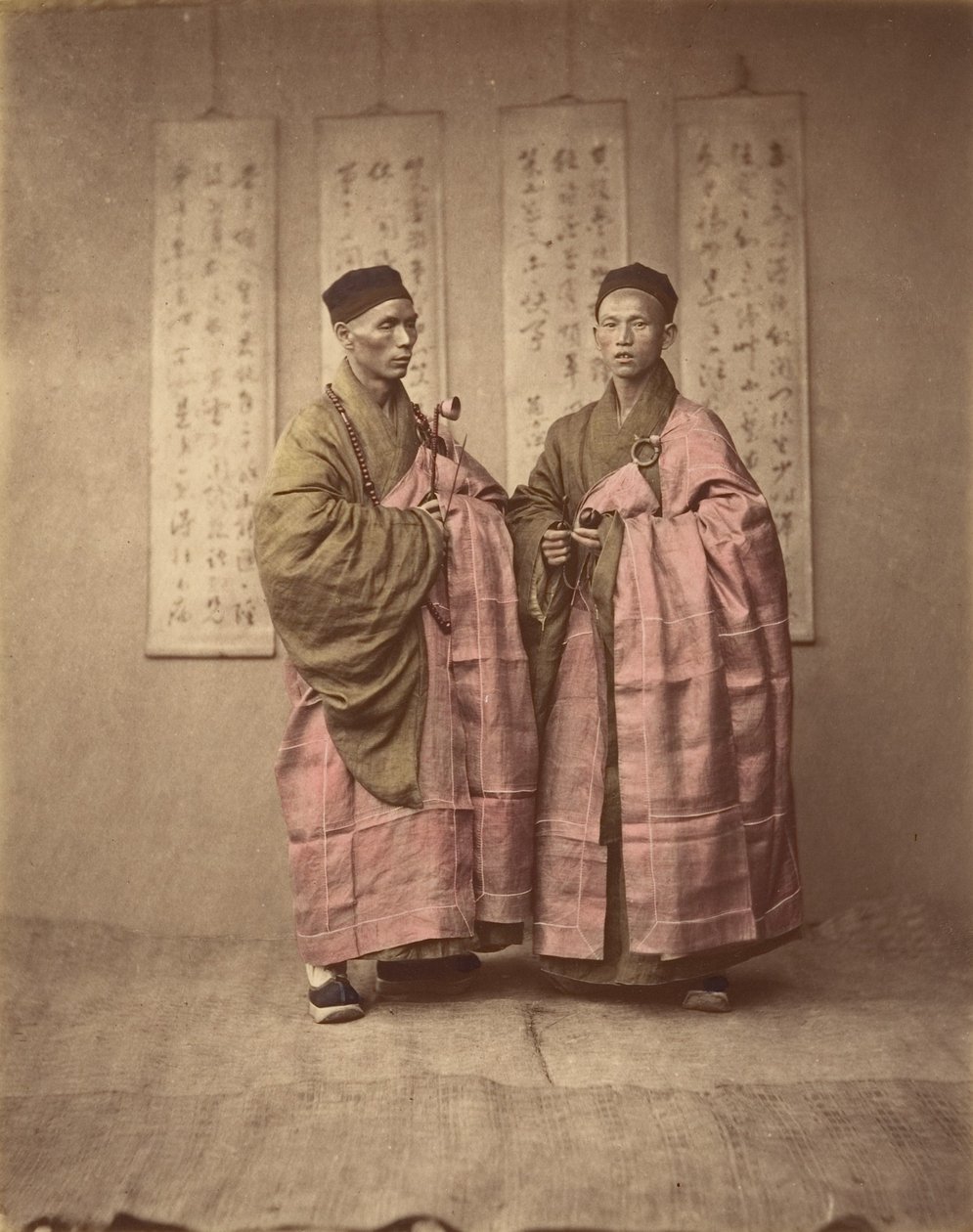 [Dos homes xinesos amb vestit tradicional a joc], dècada de 1870. finlandès tekijältä Unbekannt