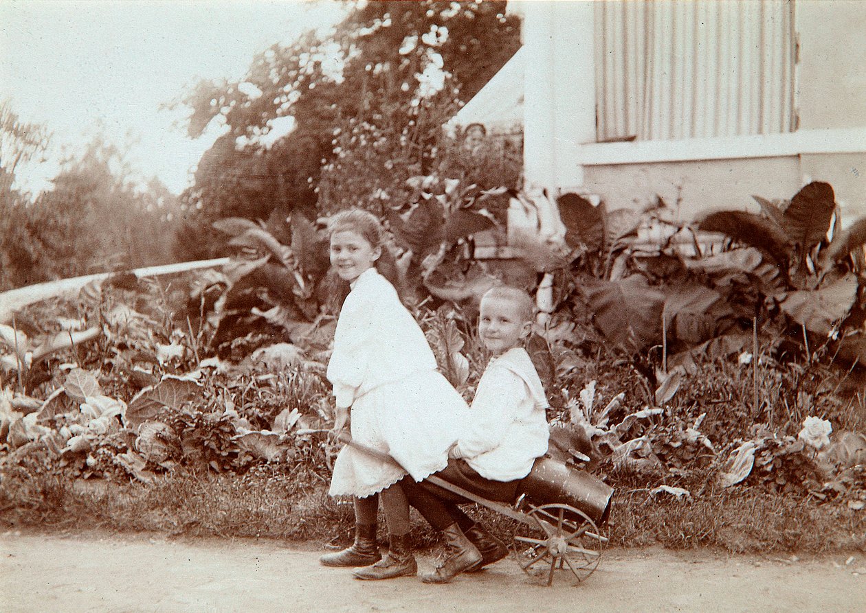 Kaksi lasta leikkimässä ulkona, 1890-luku tekijältä Unbekannt