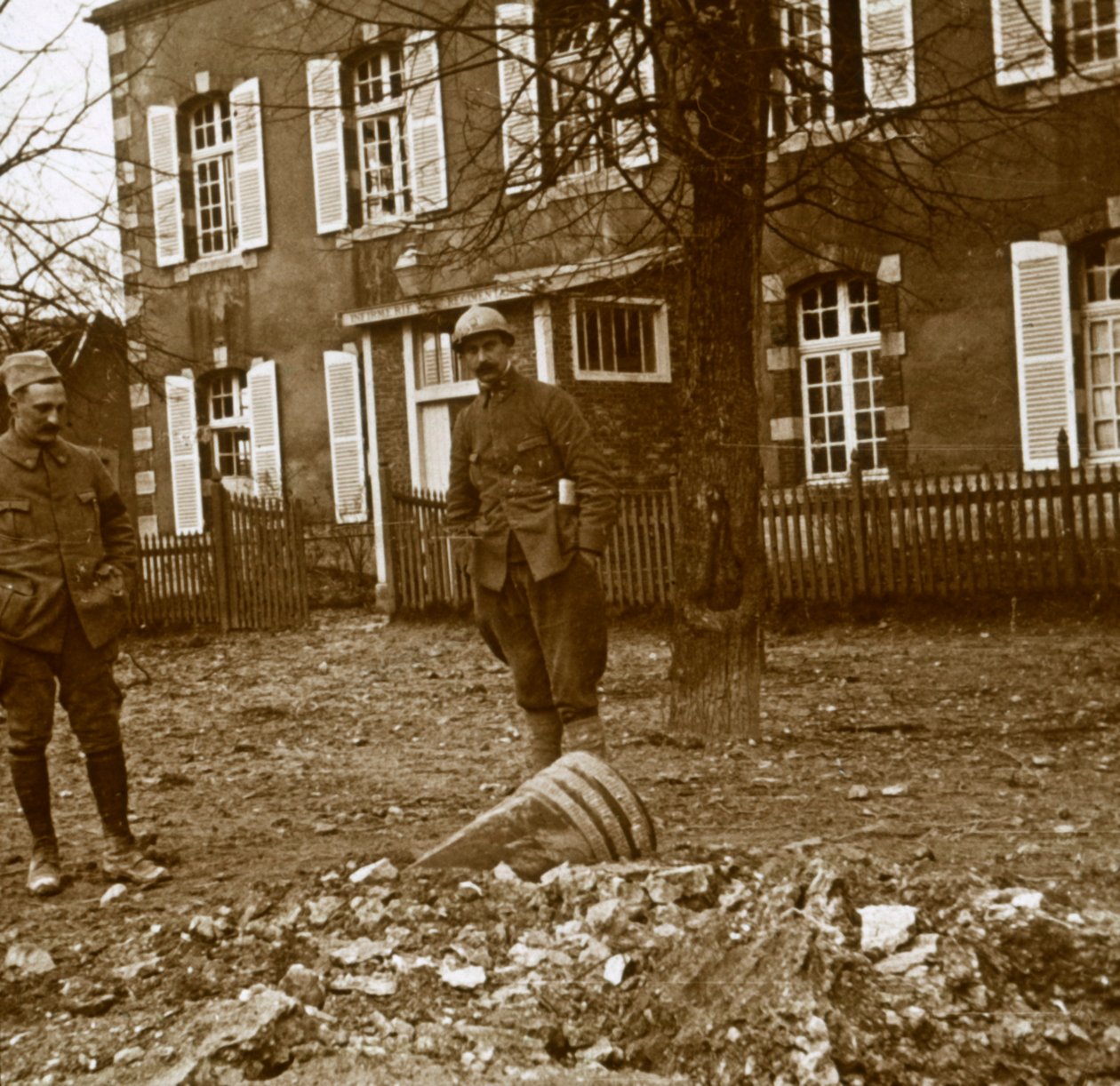 Räjähtämätön 380-kuori, Verdun, Pohjois-Ranska, c1914-c1918 tekijältä Unbekannt