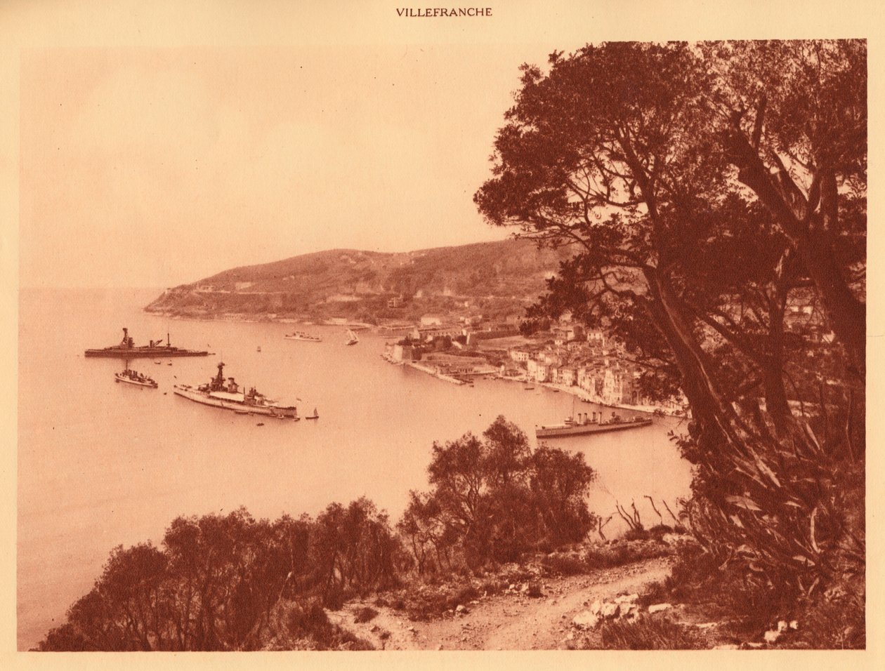 Näkymä kaupunkiin ja Roadsteadille, Villefranche, 1930. tekijältä Unbekannt
