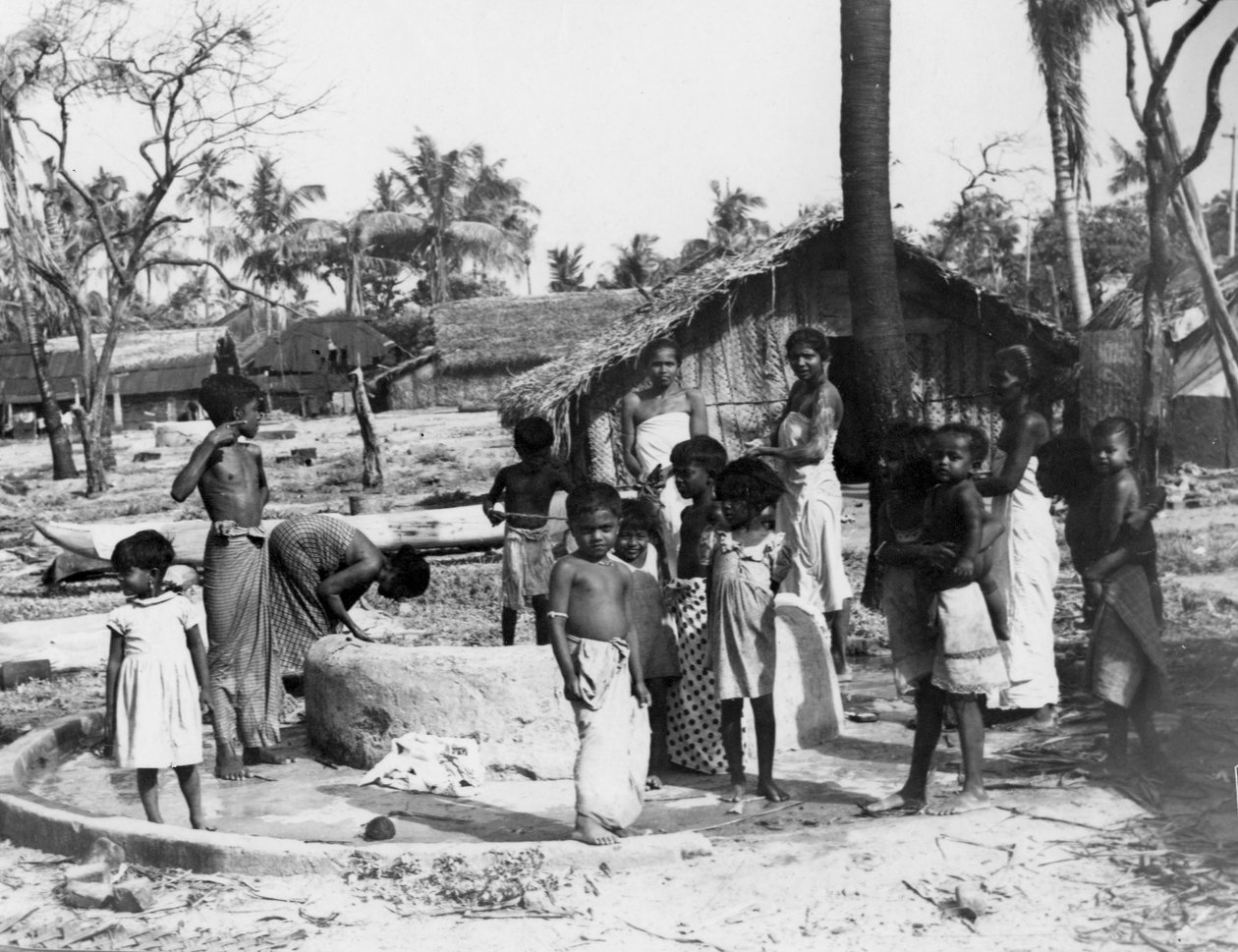Kyläkohtaus, Trincomalee, Ceylon, 1945 tekijältä Unbekannt